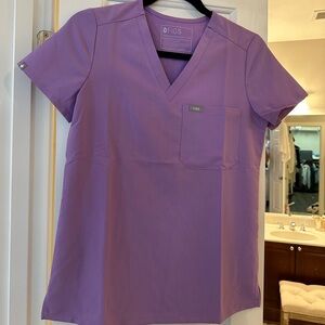 figs one pocket scrub top in lavender dew size xxs